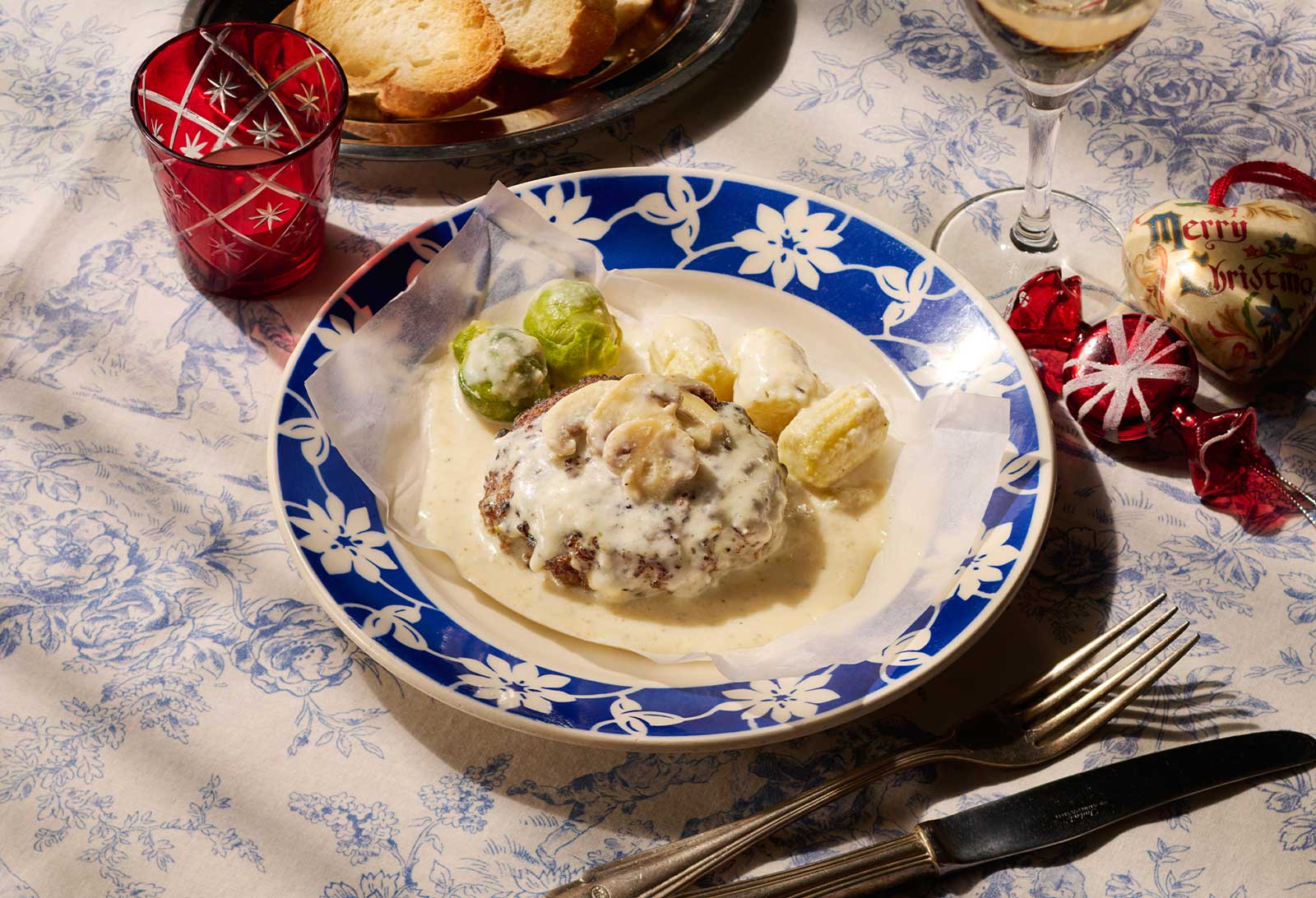 とろけるホワイトソースの特製クリスマスハンバーグ