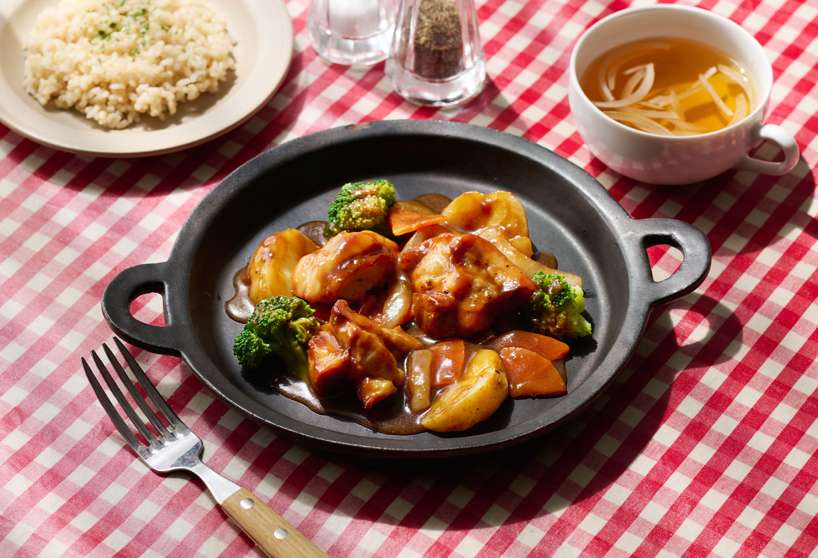 じゃがいもとたまねぎの濃厚デミグラスグリルチキン | GREEN SPOON