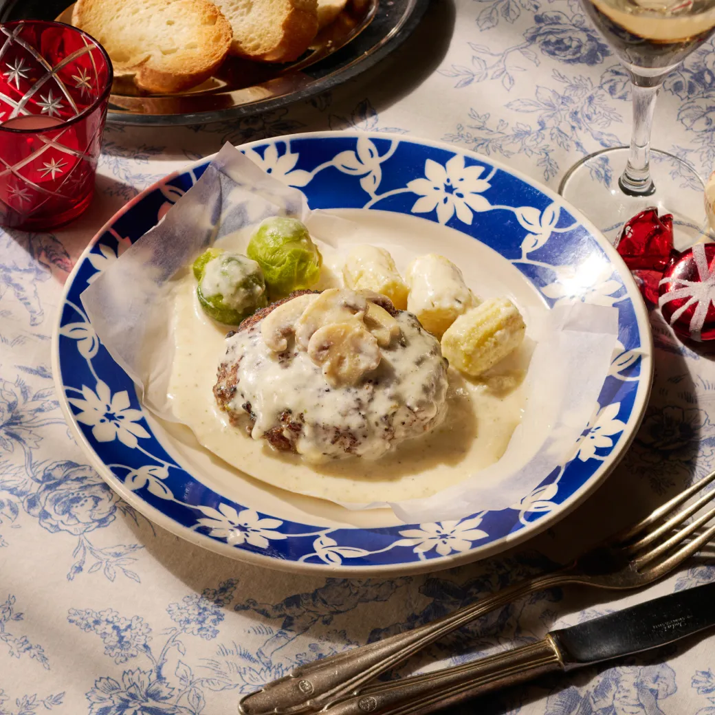 とろけるホワイトソースの特製クリスマスハンバーグ